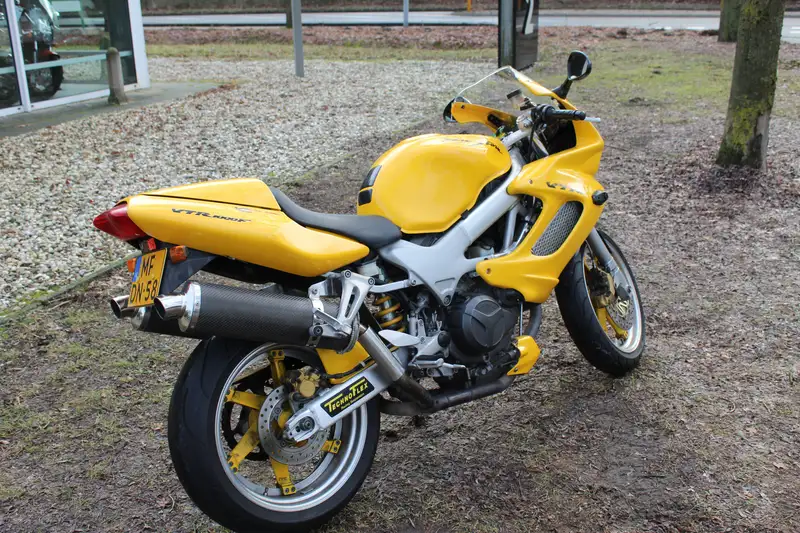 Honda VFR 1000 - foto 6
