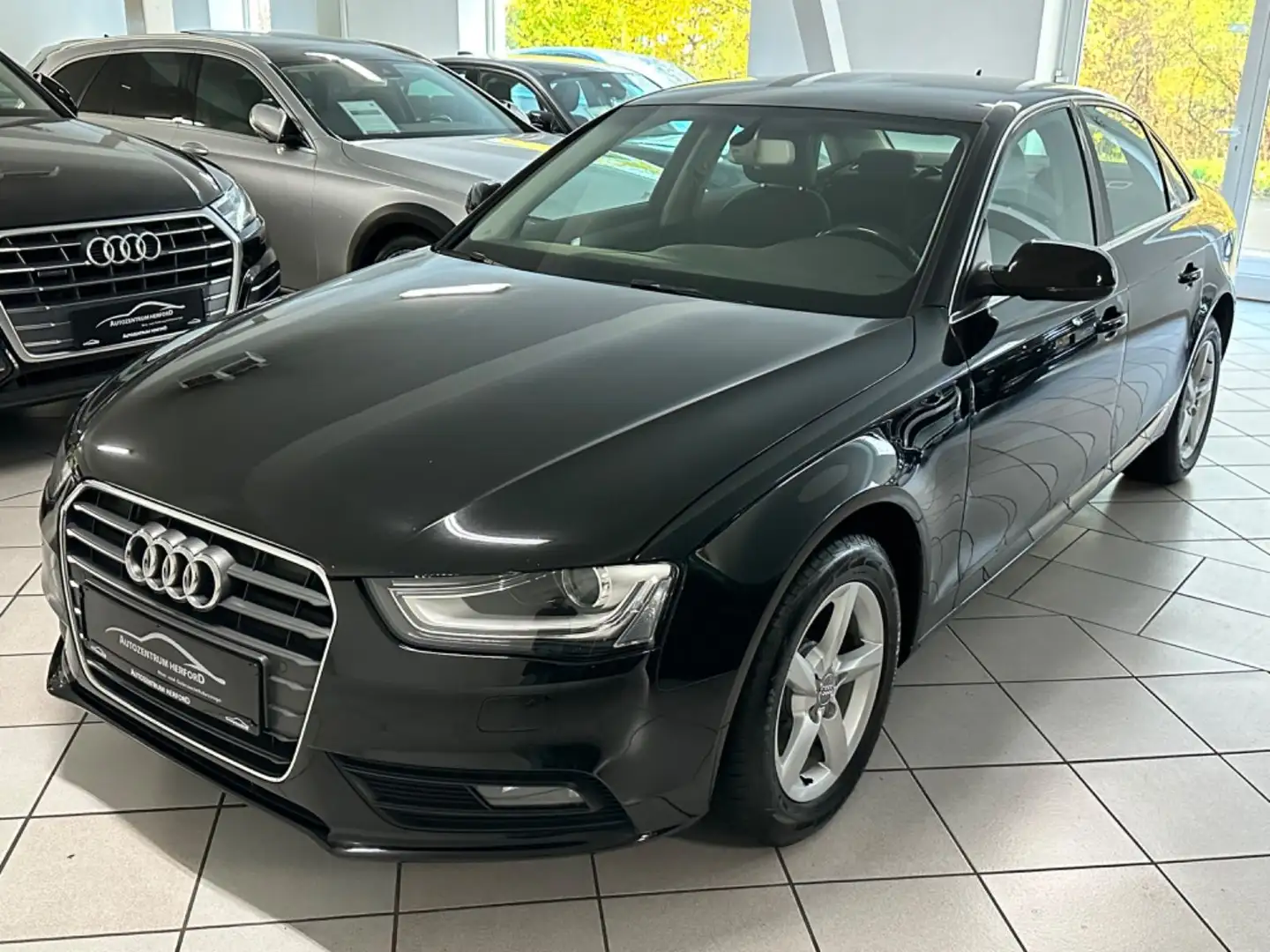 Audi A4 Lim. 2.0 TDI Ambiente Navi MMI Xenon crna - 2