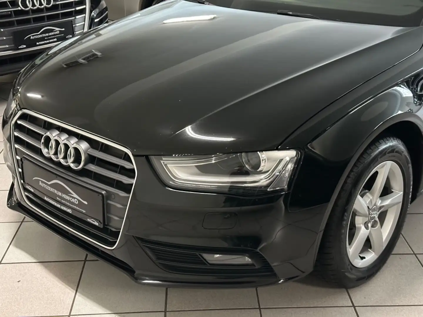 Audi A4 Lim. 2.0 TDI Ambiente Navi MMI Xenon crna - 1