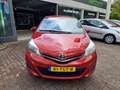Toyota Yaris 1.3 VVT-i Aspiration 2E EIGENAAR-NL AUTO|CAMERA|AI Rosso - thumbnail 2