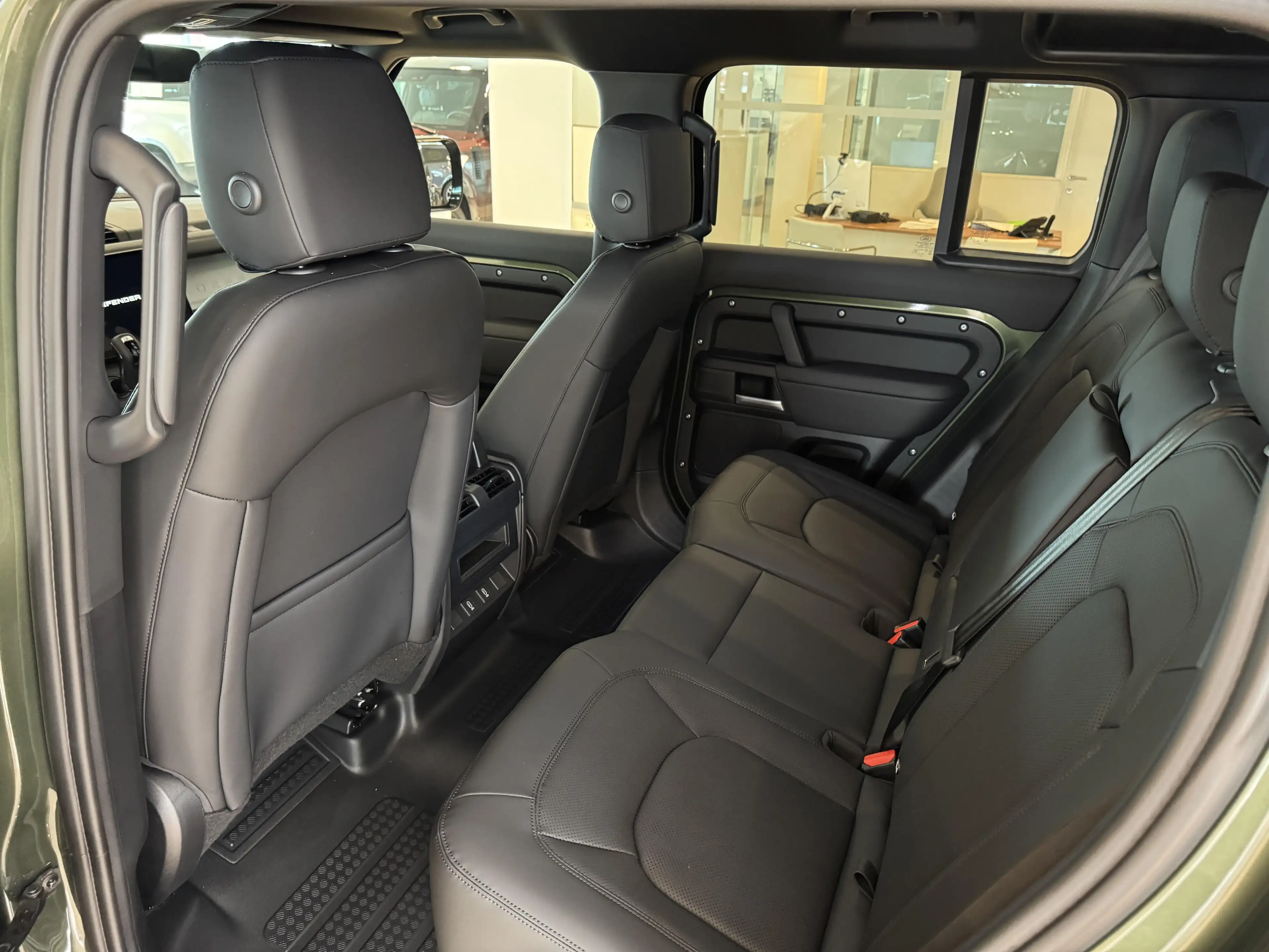 Land Rover Defender 110 D200 S AWD Auto. 26MY — photo 8