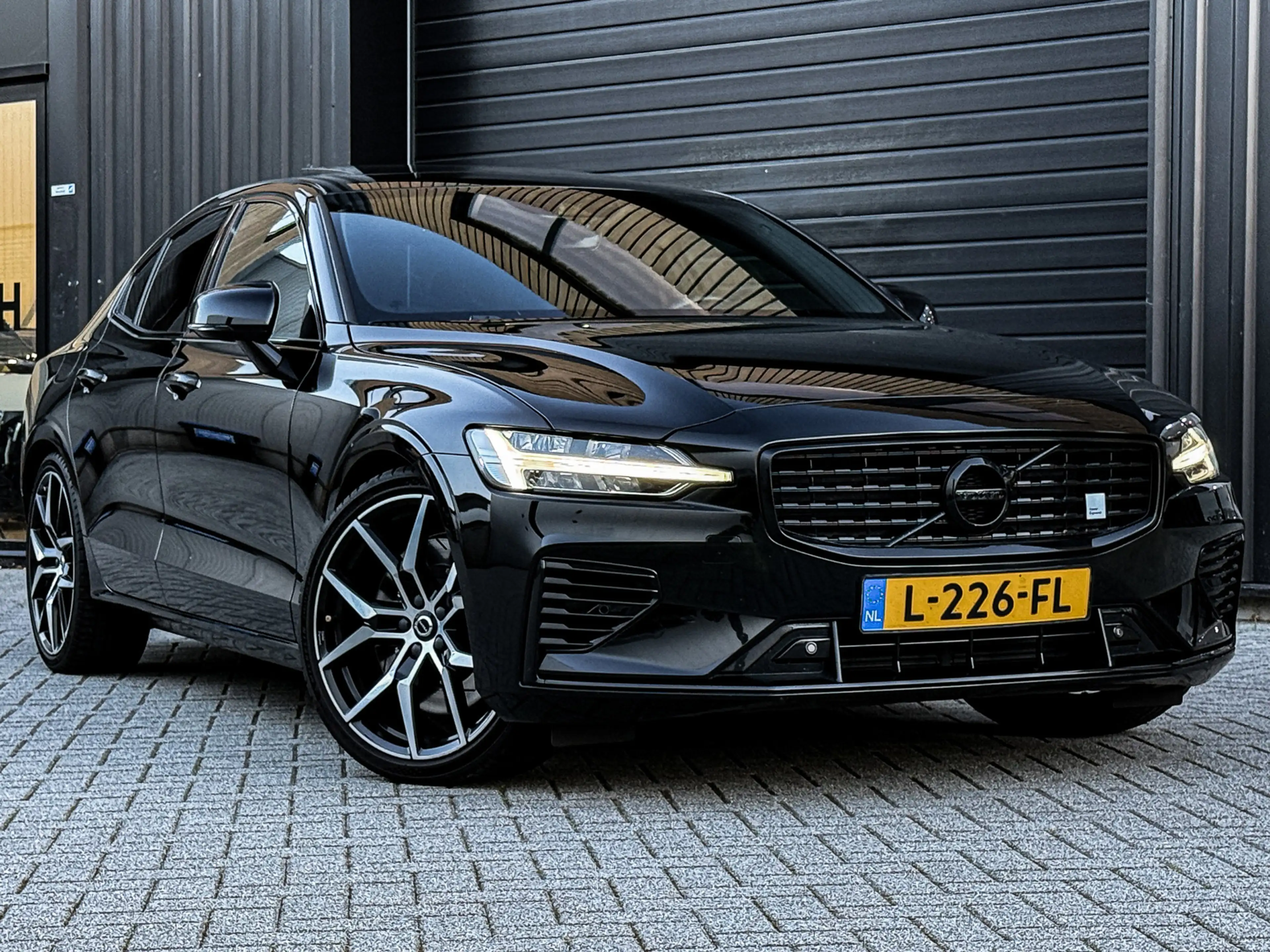 Volvo S60 2.0 T8 AWD Polestar Engineered 405 PK PANO/BREMBO/ — photo 13