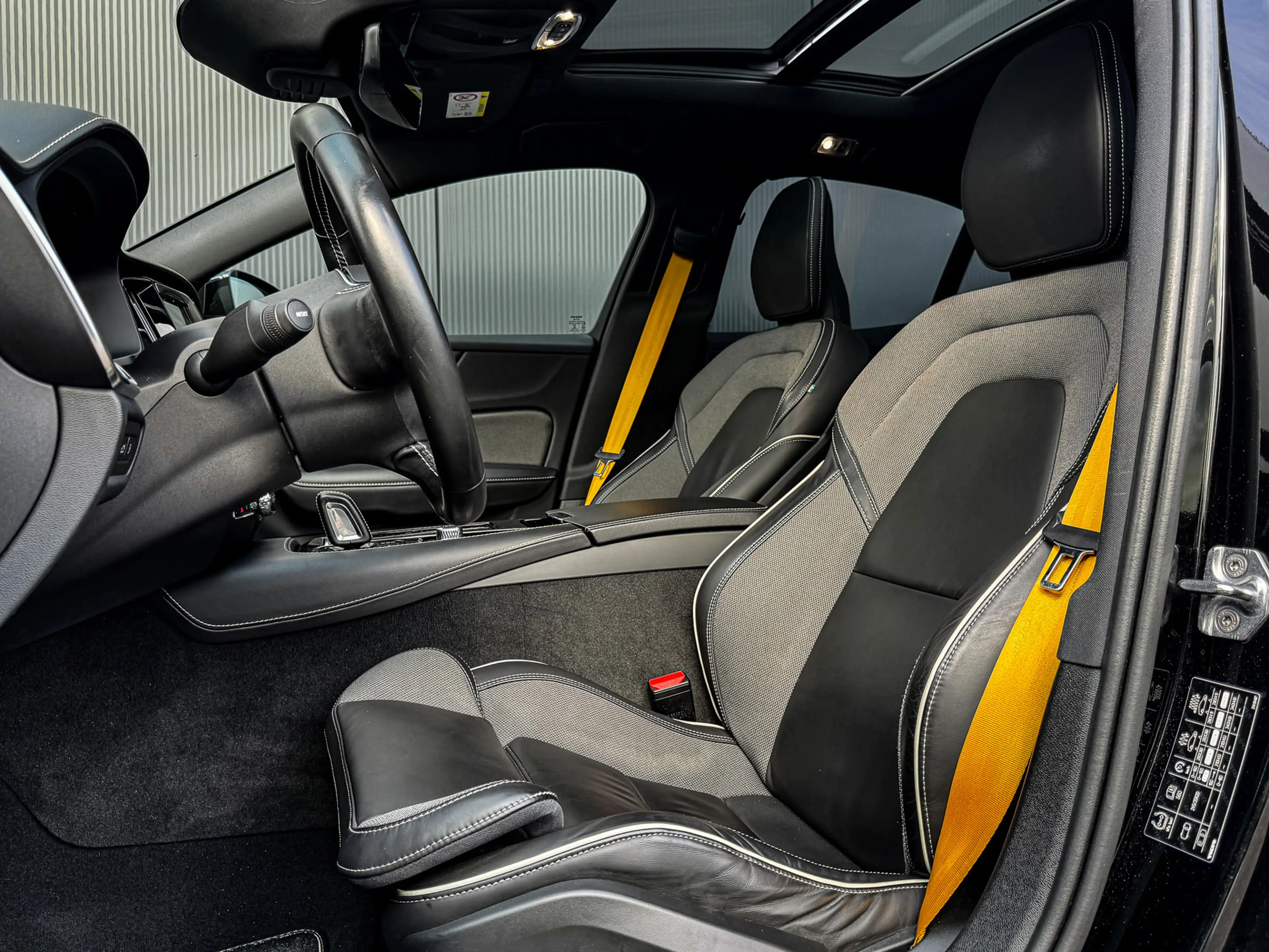 Volvo S60 2.0 T8 AWD Polestar Engineered 405 PK PANO/BREMBO/ — photo 2