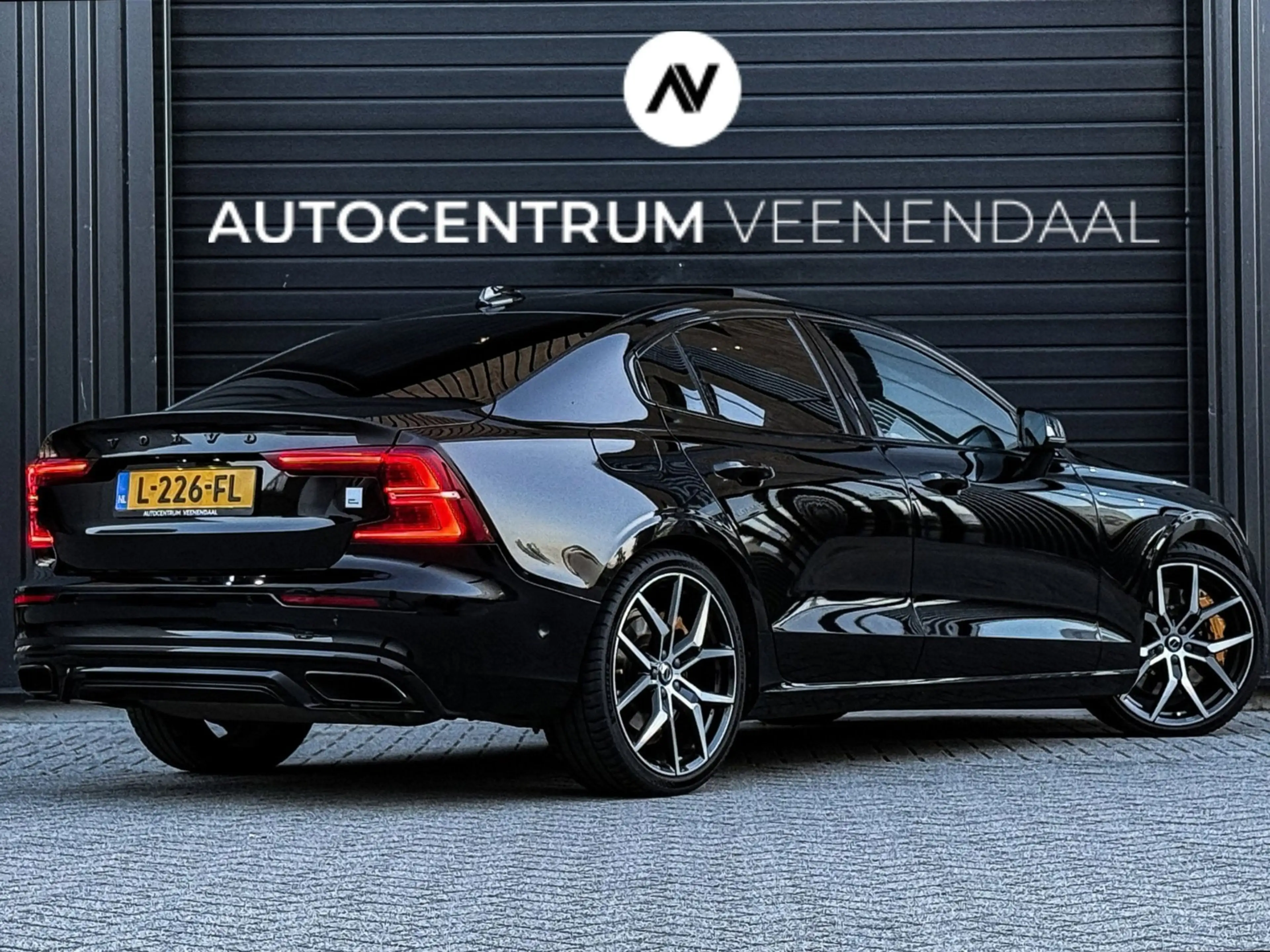 Volvo S60 2.0 T8 AWD Polestar Engineered 405 PK PANO/BREMBO/ — photo 3