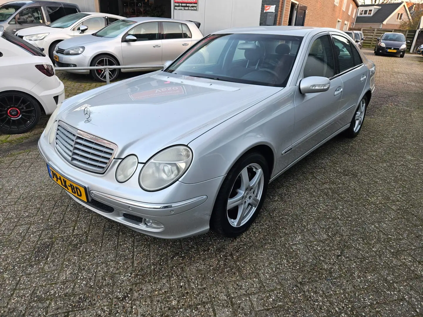 Mercedes-Benz E 200 K. Avantgarde Automaat Grijs - 2