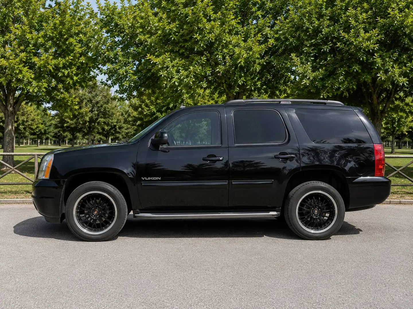 GMC Yukon GMC Yukon 5.3 V8 2WD. Schwarz - 2