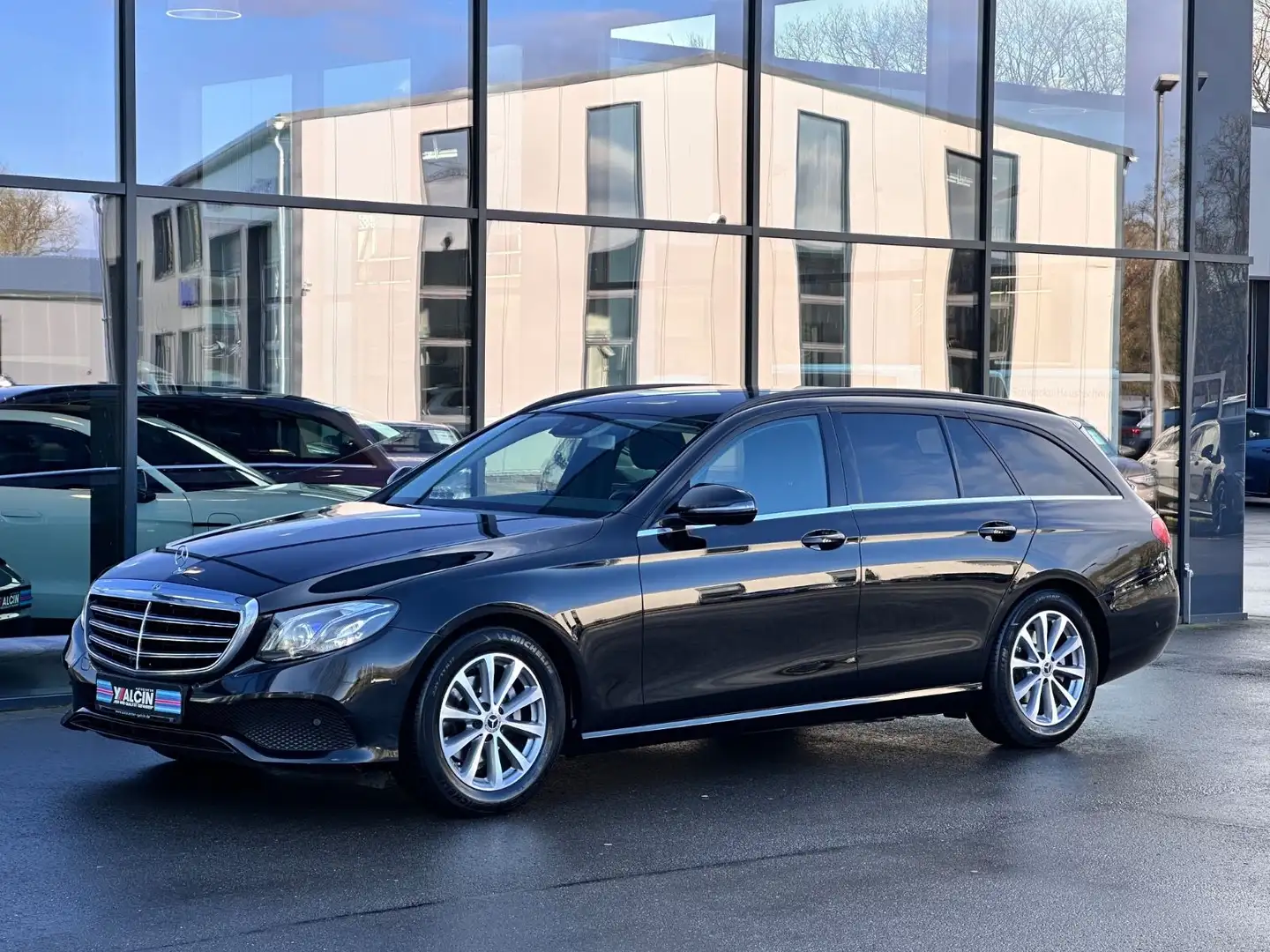 Mercedes-Benz E 220 d T Autom. 1.HA/MULTIBEAM/360 KAMERA/NAVI Schwarz - 2