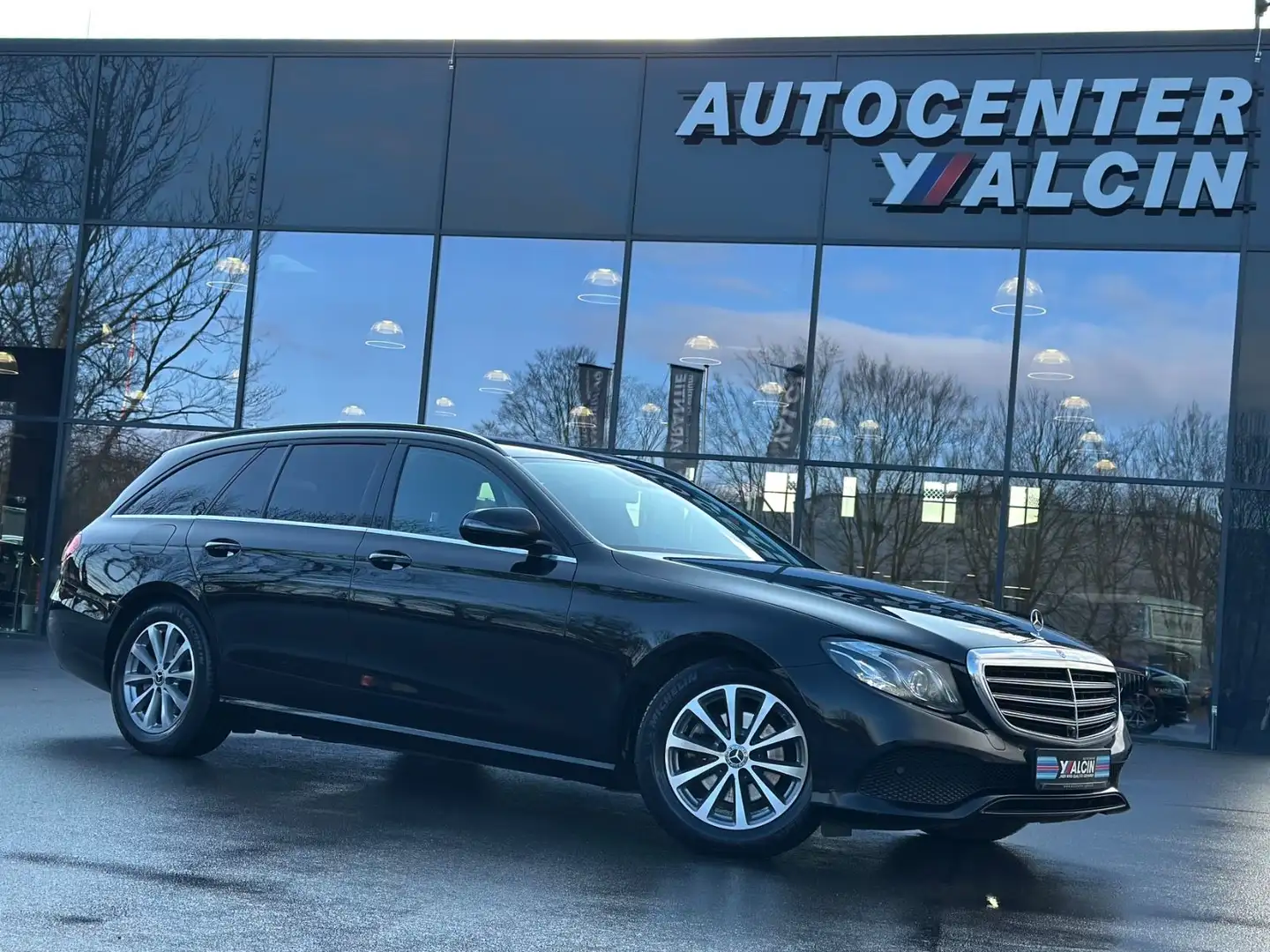Mercedes-Benz E 220 d T Autom. 1.HA/MULTIBEAM/360 KAMERA/NAVI Negro - 1