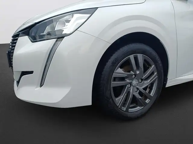 Peugeot 208 view 11