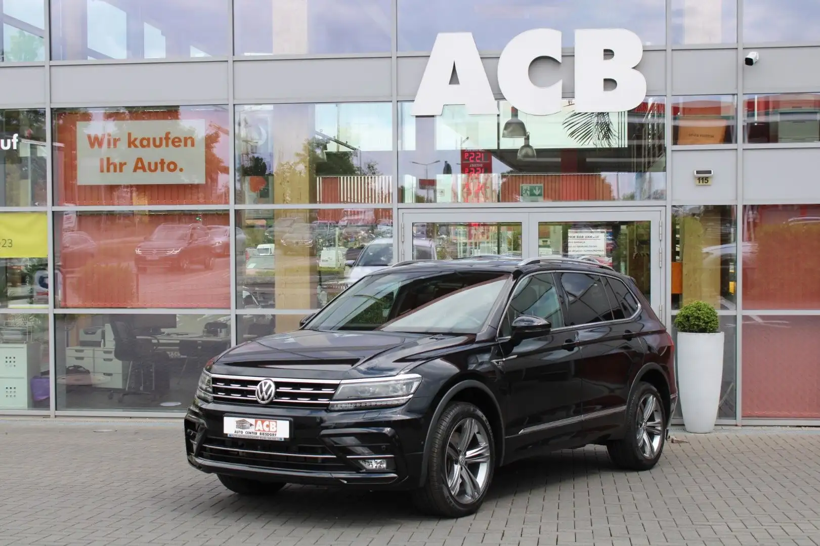 Volkswagen Tiguan Allspace TSI 4M DSG R-Line DynAud AHK HuD Schwarz - 1