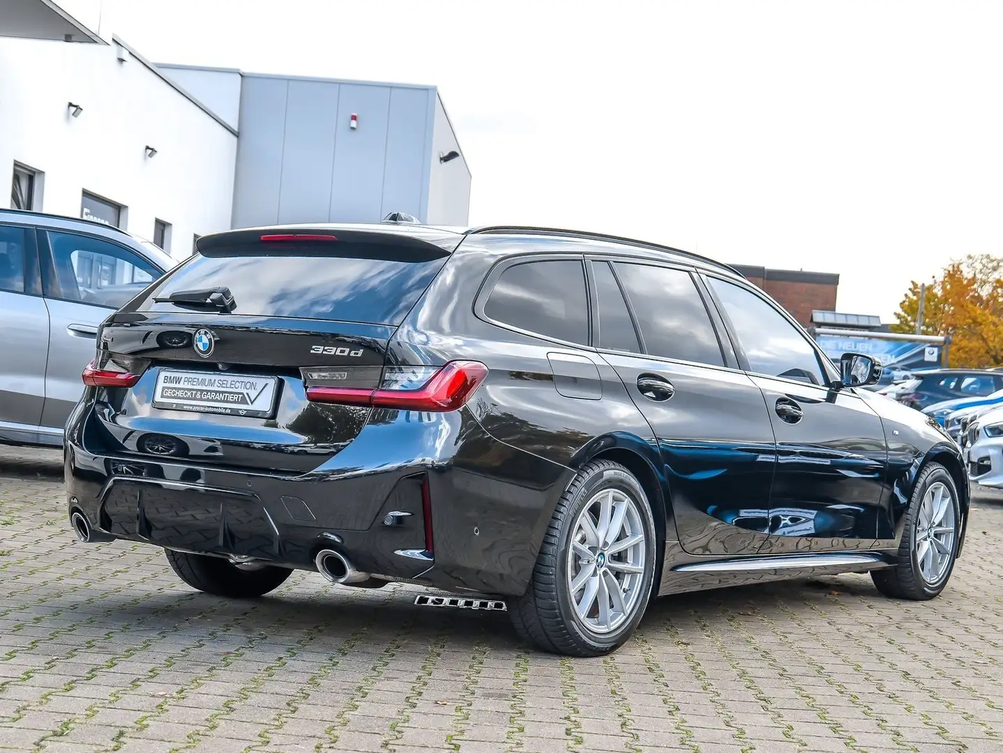 BMW 330 d xDrive Touring M Sport AHK Pano HuD DA PA+ Schwarz - 2