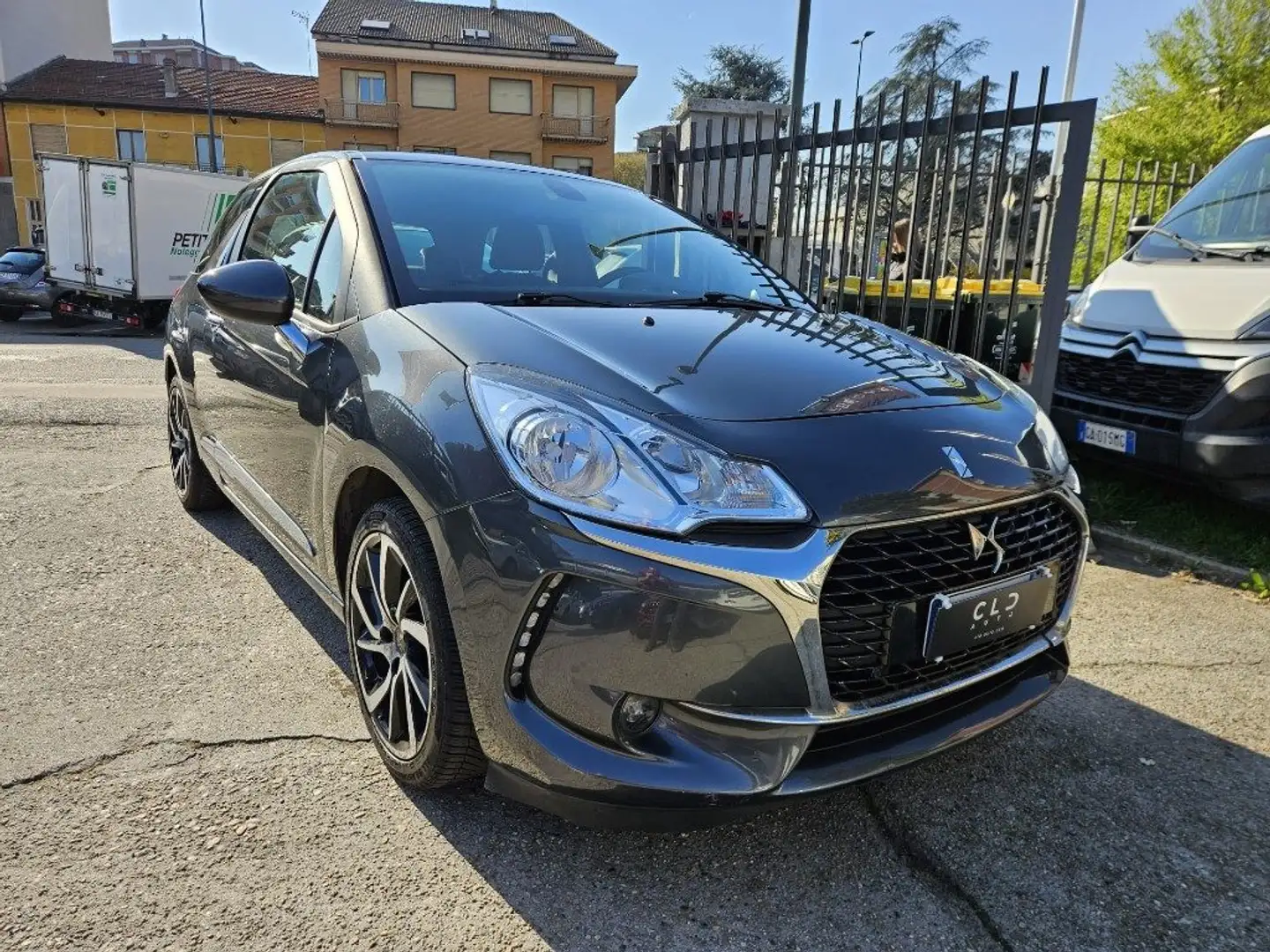 DS Automobiles DS 3 PureTech 82 Chic Gris - 2
