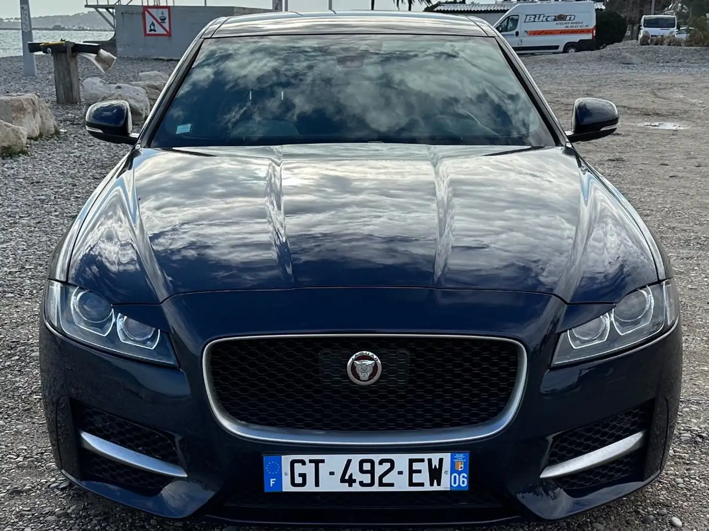 Jaguar XF V6 3.0 D - 300 ch BVA R-Sport Bleu - 1