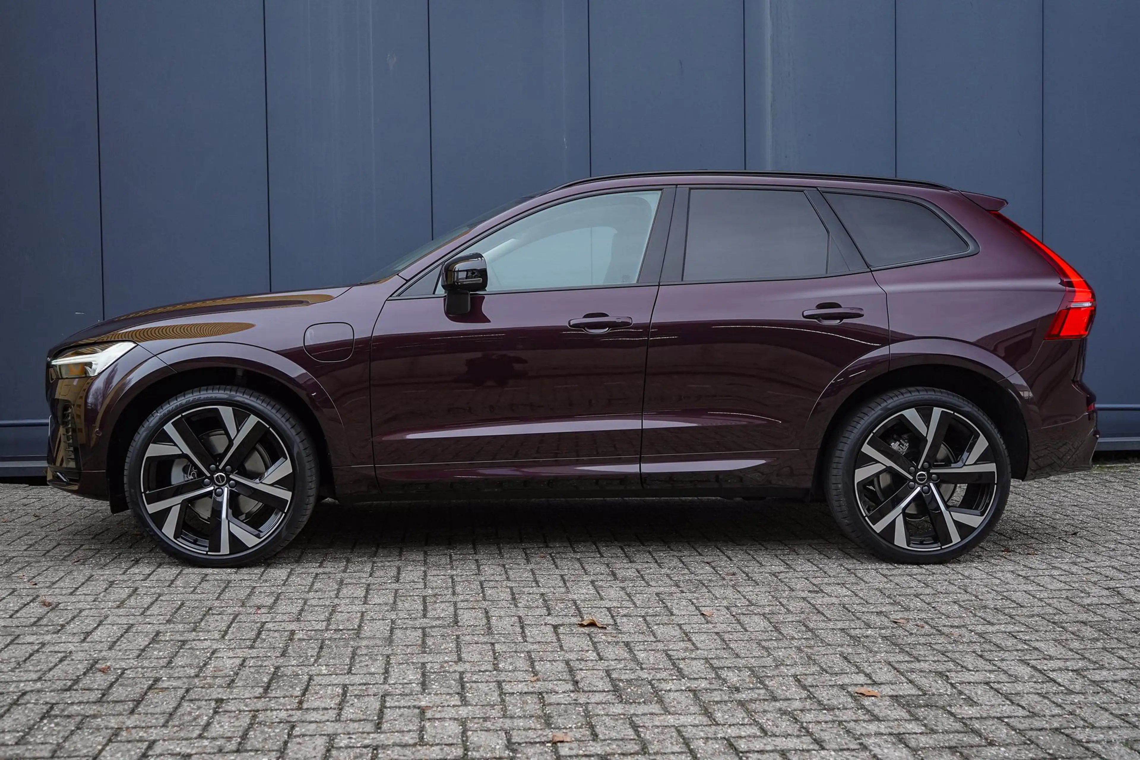 Volvo XC60 2.0 T6 Plug-in hybrid AWD Ultra Dark Executive | G — photo 3