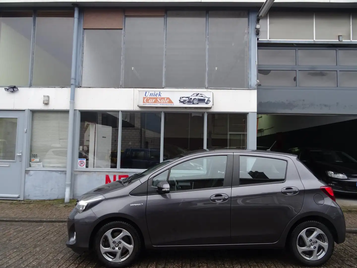 Toyota Yaris 1.5 Hybrid Trend Gris - 2