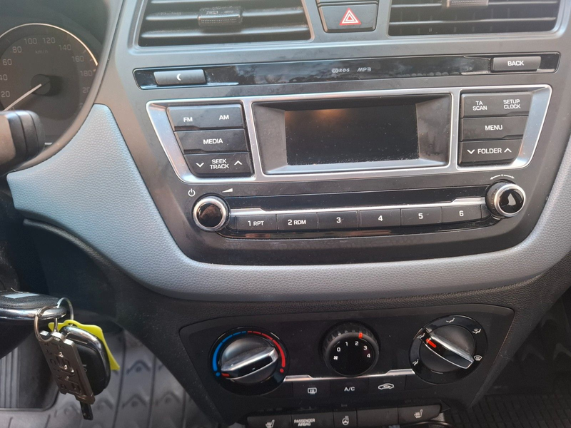 Hyundai i20 Pure TÜV NEU SCHECKHEFT — photo 9