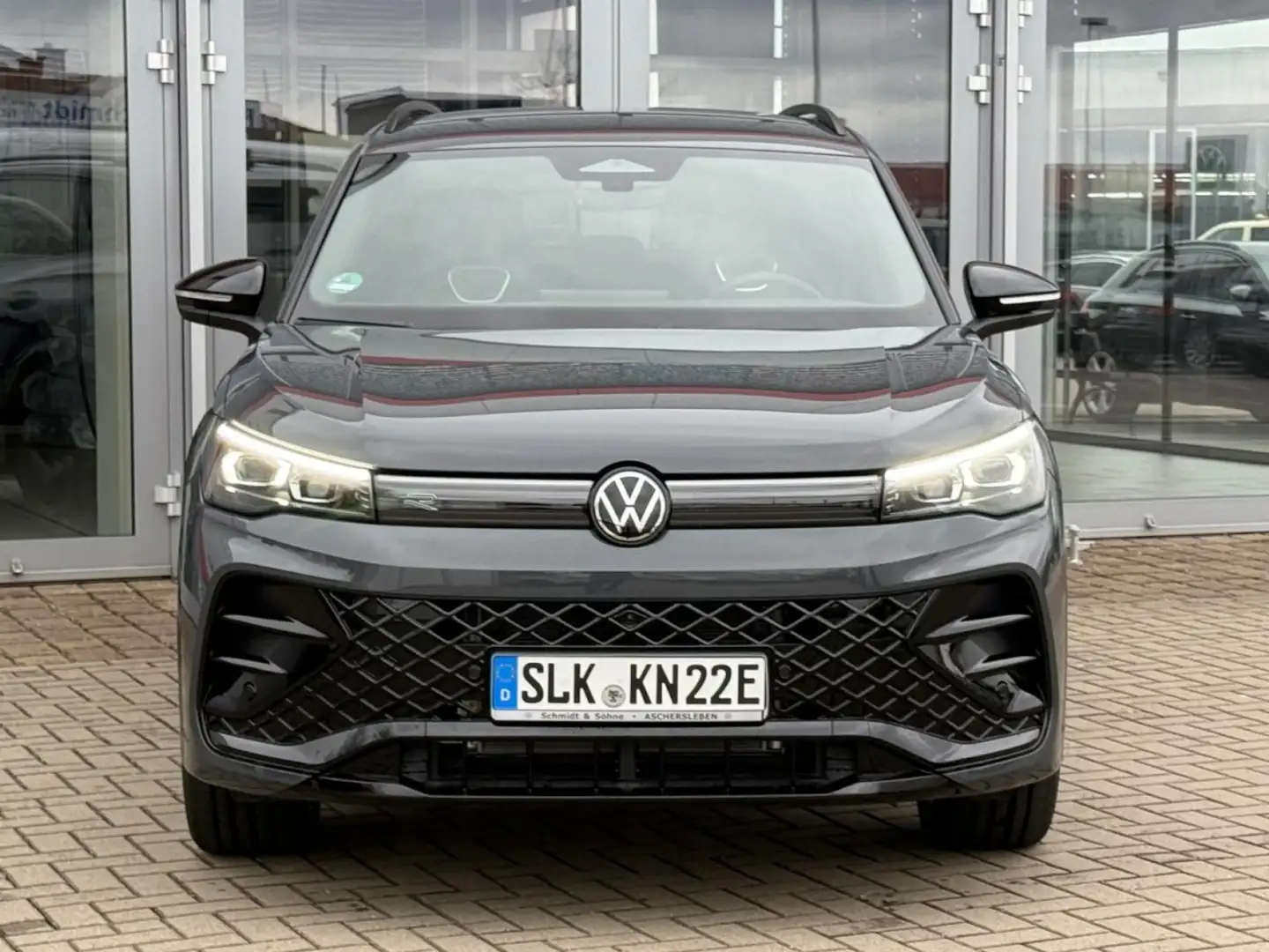Volkswagen Tiguan R-Line 1,5 l eHybrid DSG MATRIX, HEAD, Klima Navi Grau - 2