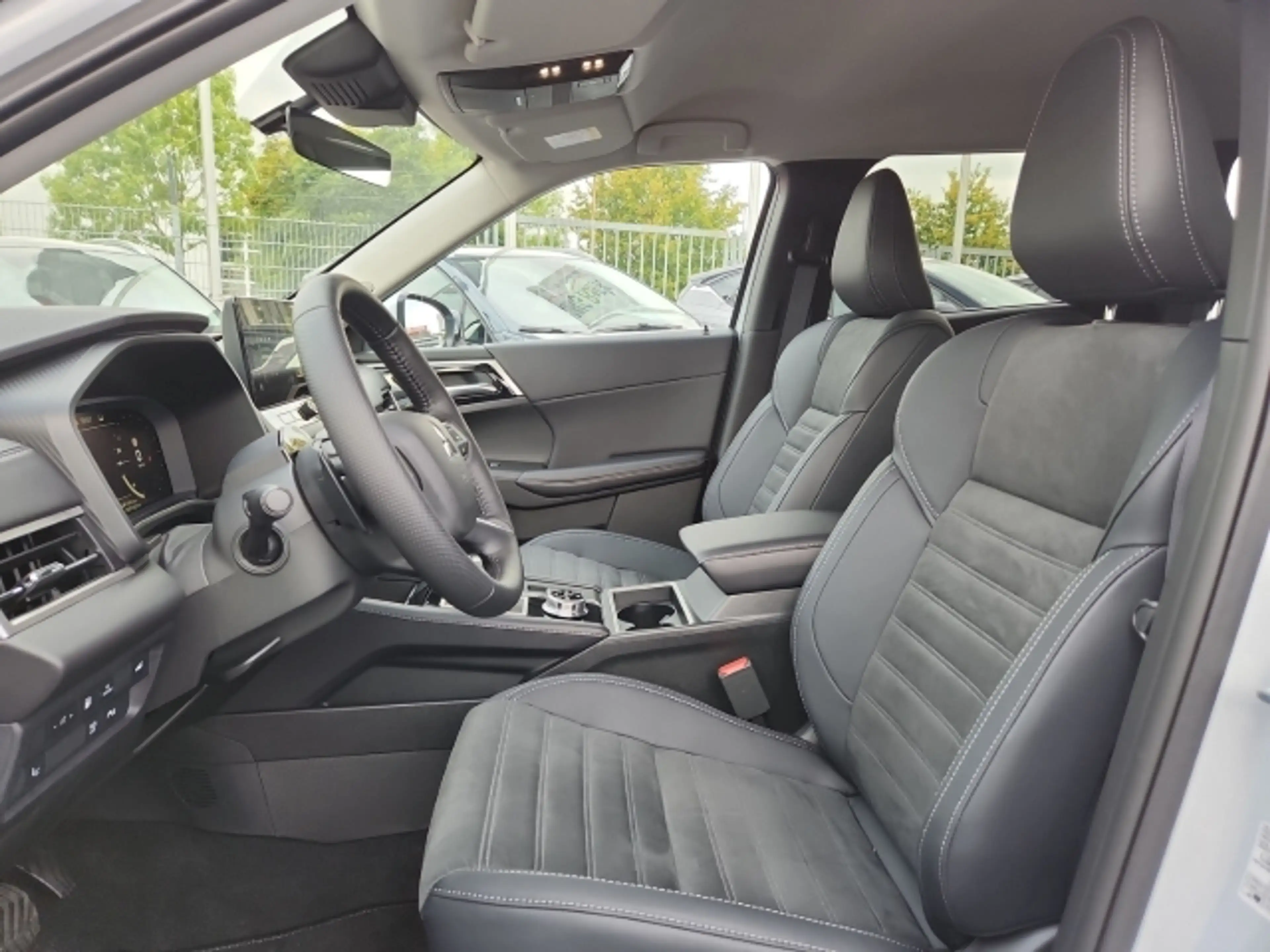 Mitsubishi Outlander Intro 4WD wenig KM *Aktion!* — photo 7