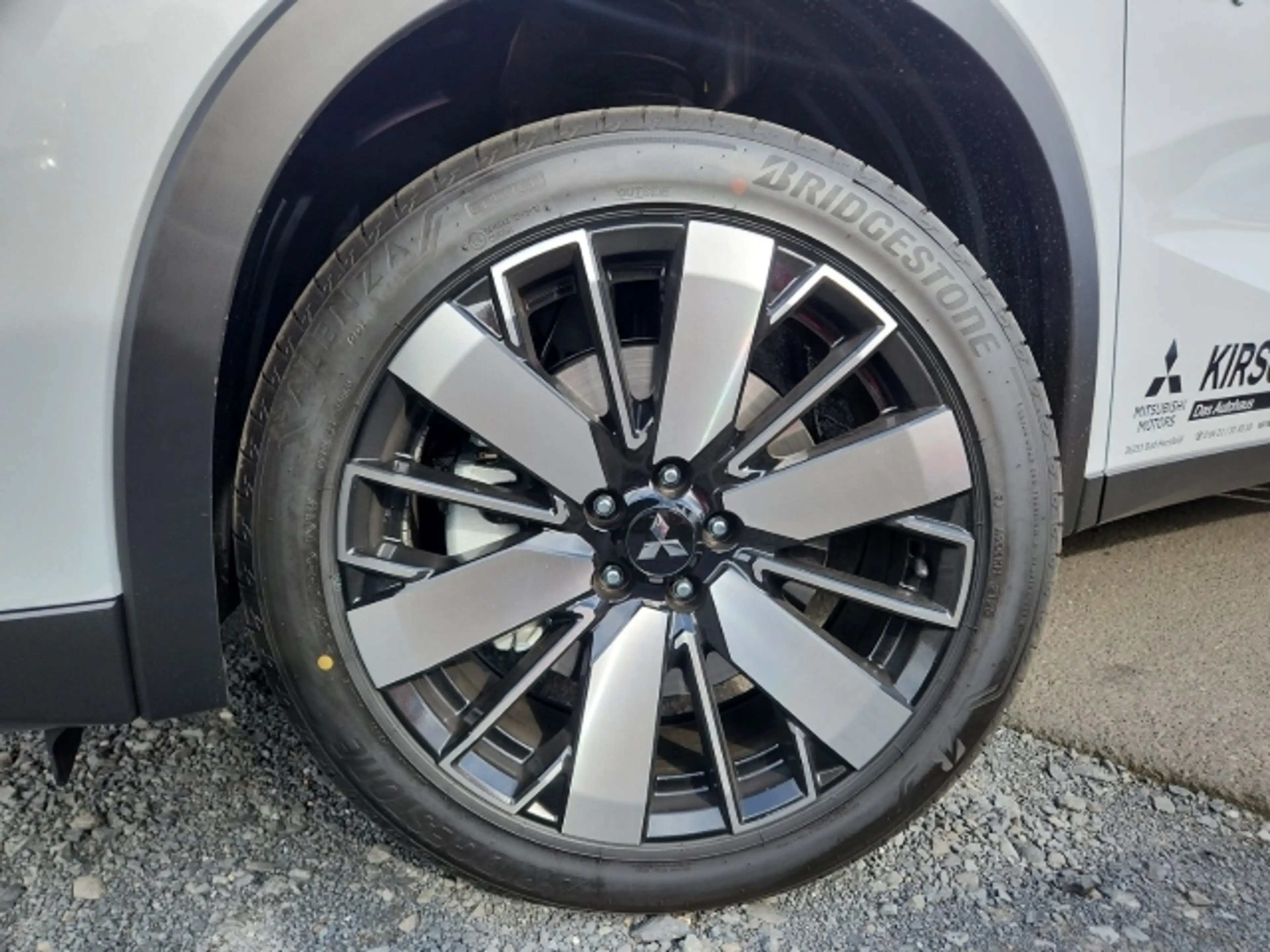 Mitsubishi Outlander Intro 4WD wenig KM *Aktion!* — photo 32