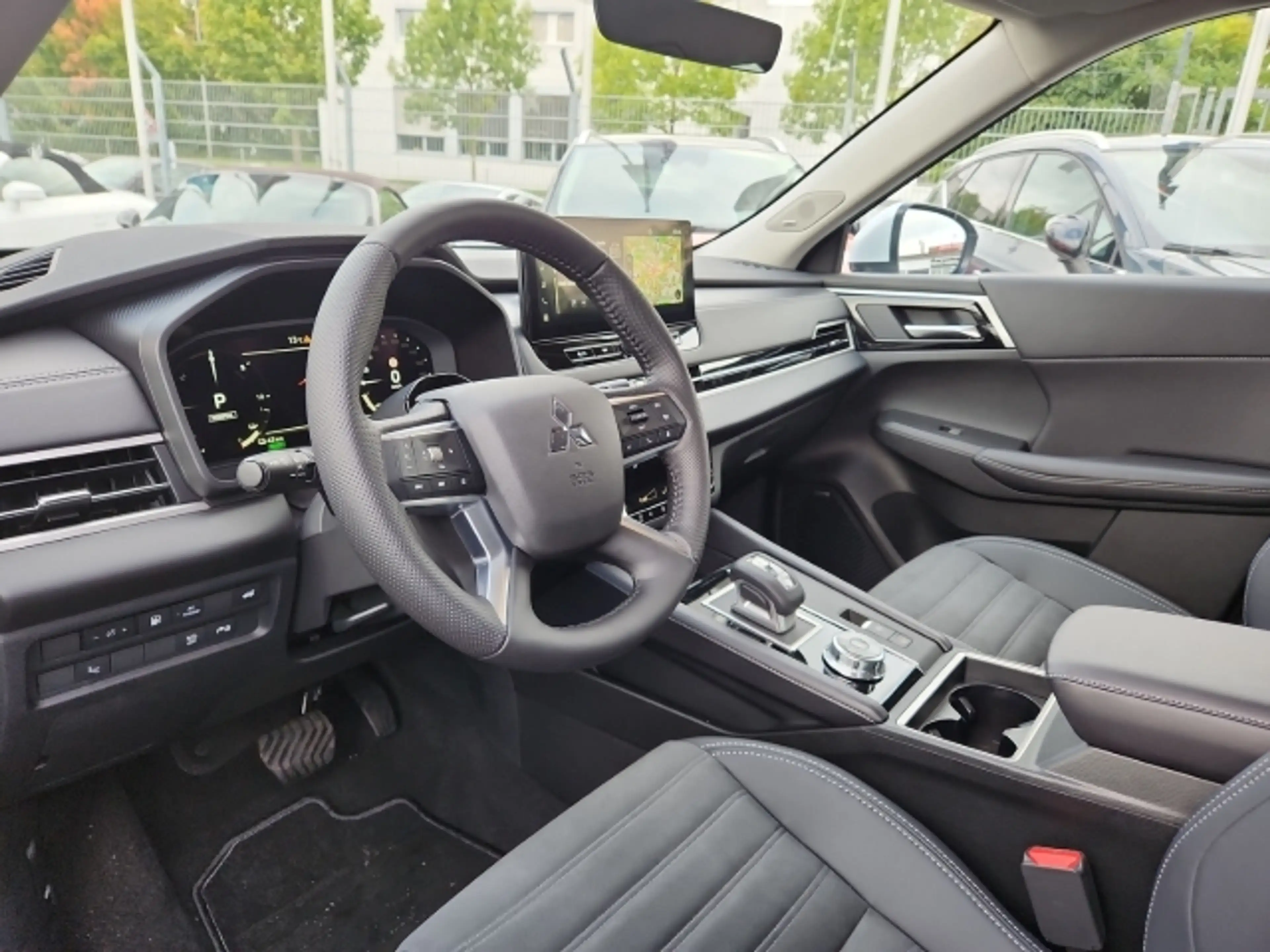 Mitsubishi Outlander Intro 4WD wenig KM *Aktion!* — photo 8