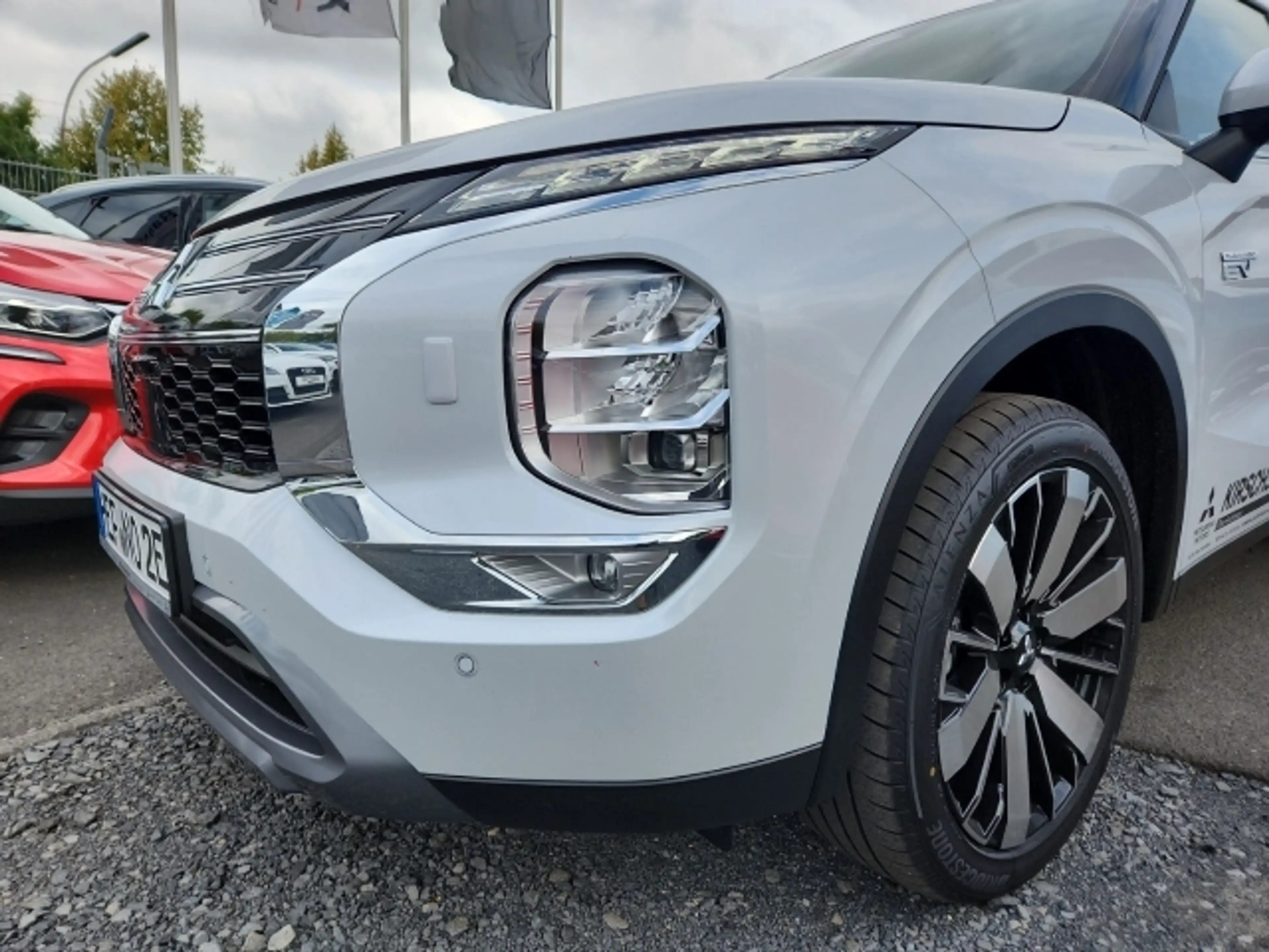 Mitsubishi Outlander Intro 4WD wenig KM *Aktion!* — photo 6