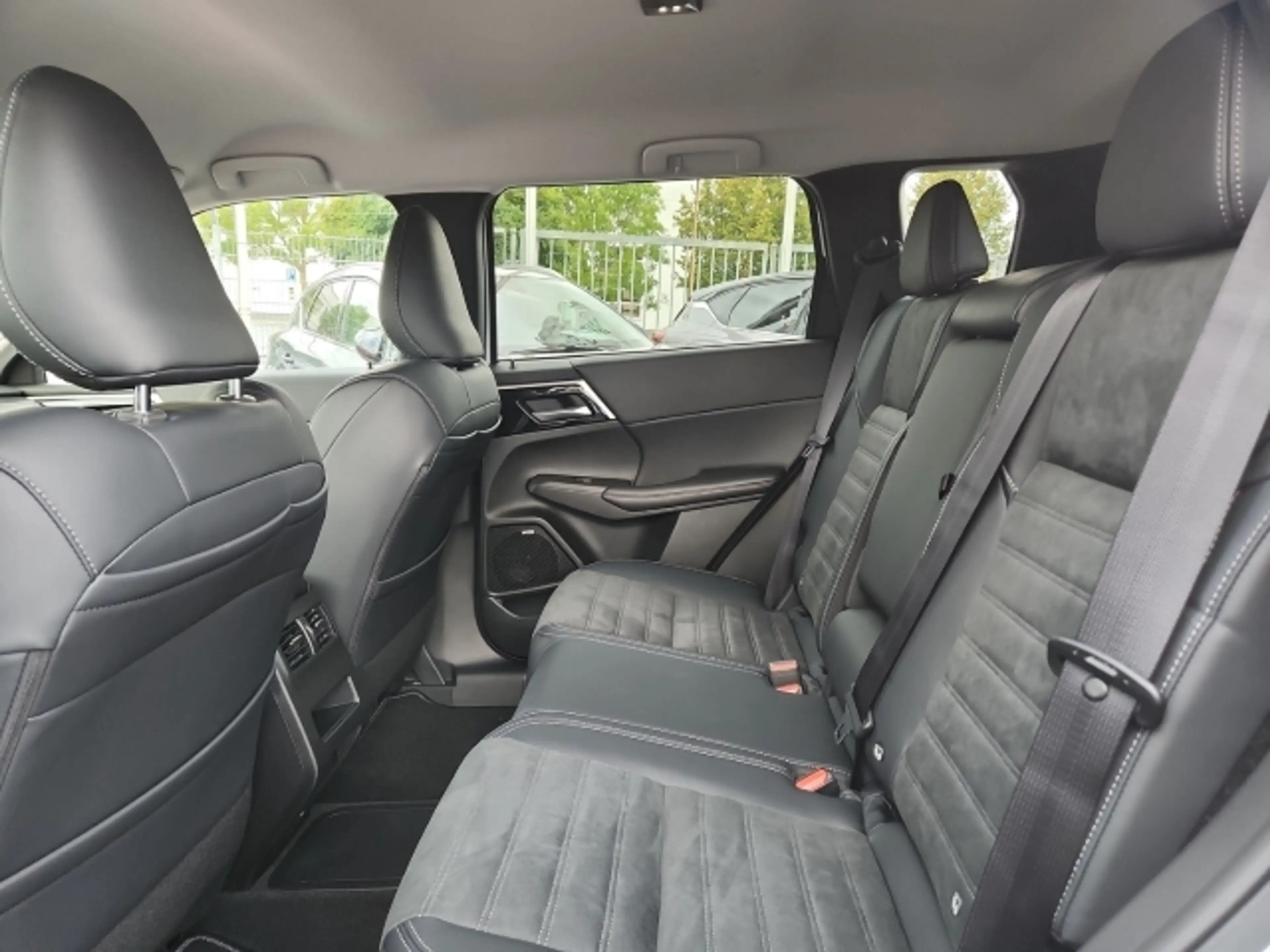 Mitsubishi Outlander Intro 4WD wenig KM *Aktion!* — photo 26