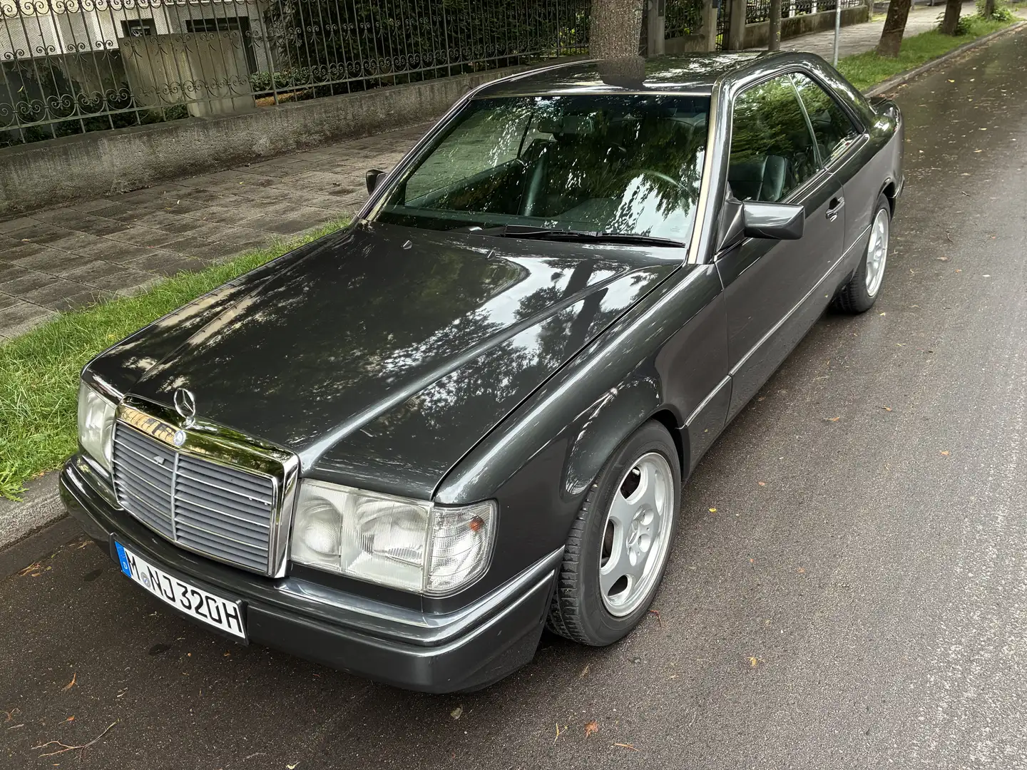 Mercedes-Benz Baureihe 124 320 CE - 1
