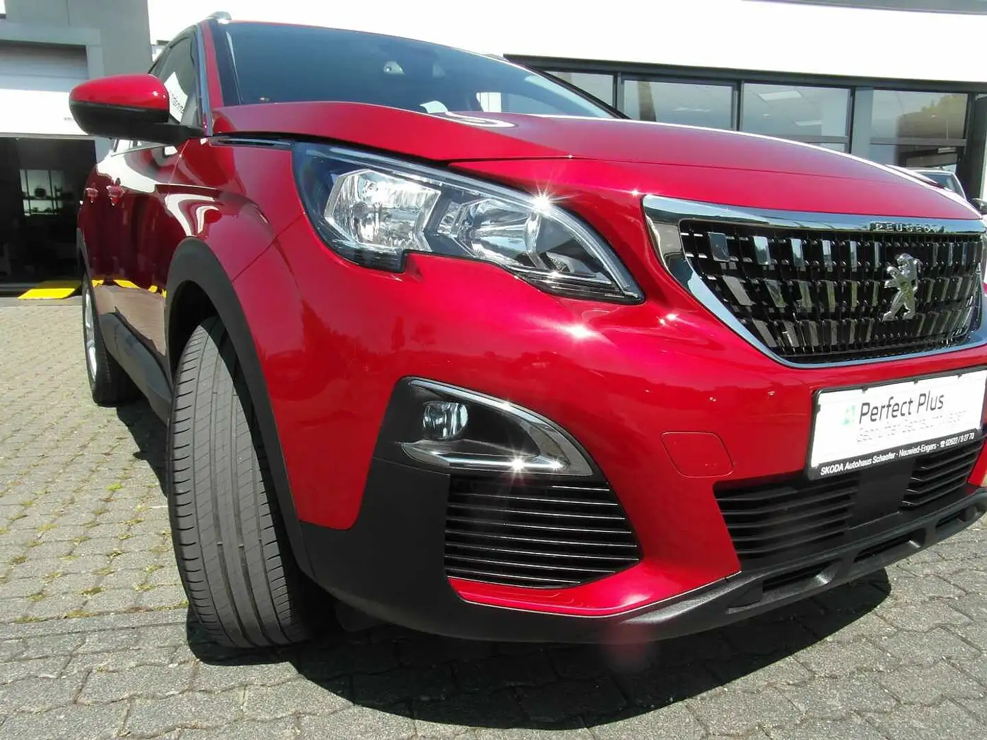 Peugeot 3008 PureTech 130 Allure, M+S, Bluetooth Rot - 1