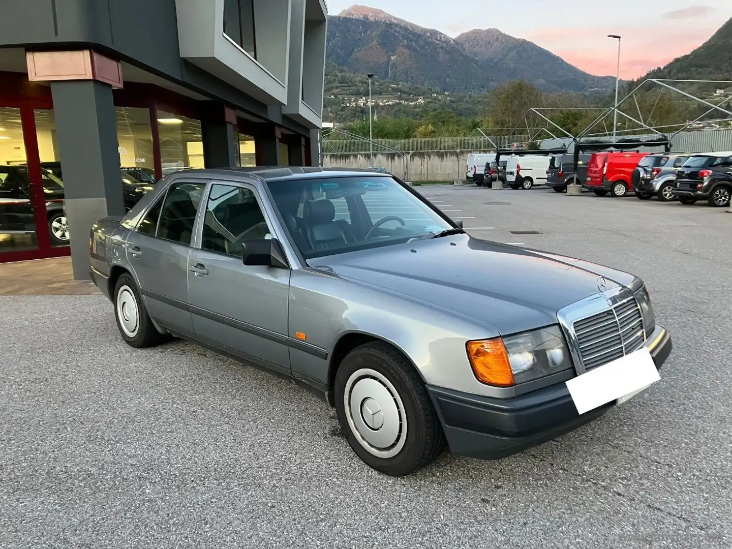 Mercedes-Benz E 200 200 E 2.0 BZ 122CV 4 PORTE Grigio - 2