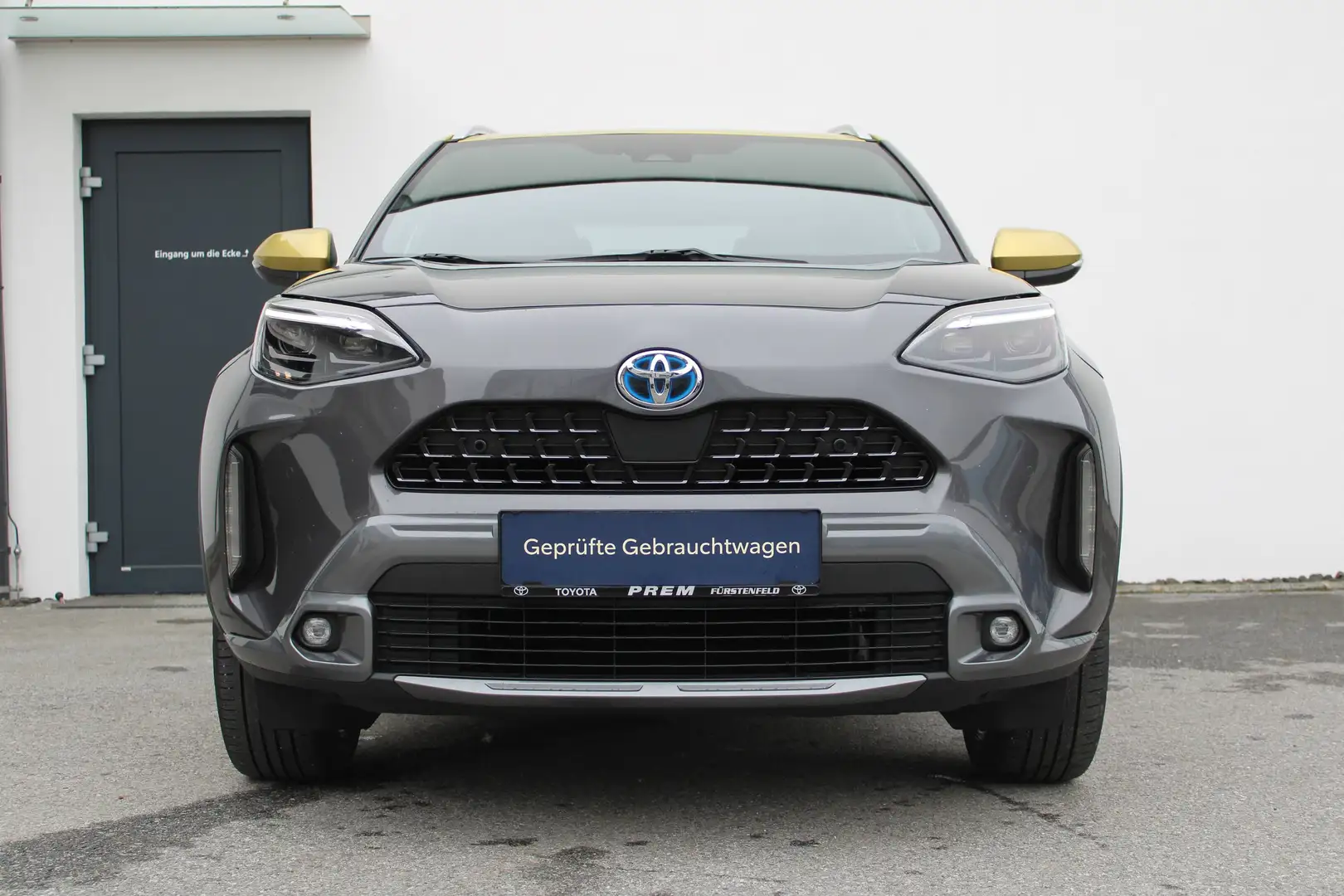 Toyota Yaris Cross 1.5 VVT-i HYBRID "Adventure" Automatik mit Sicherheits-Paket aus 1. Besitz! Grau - 1