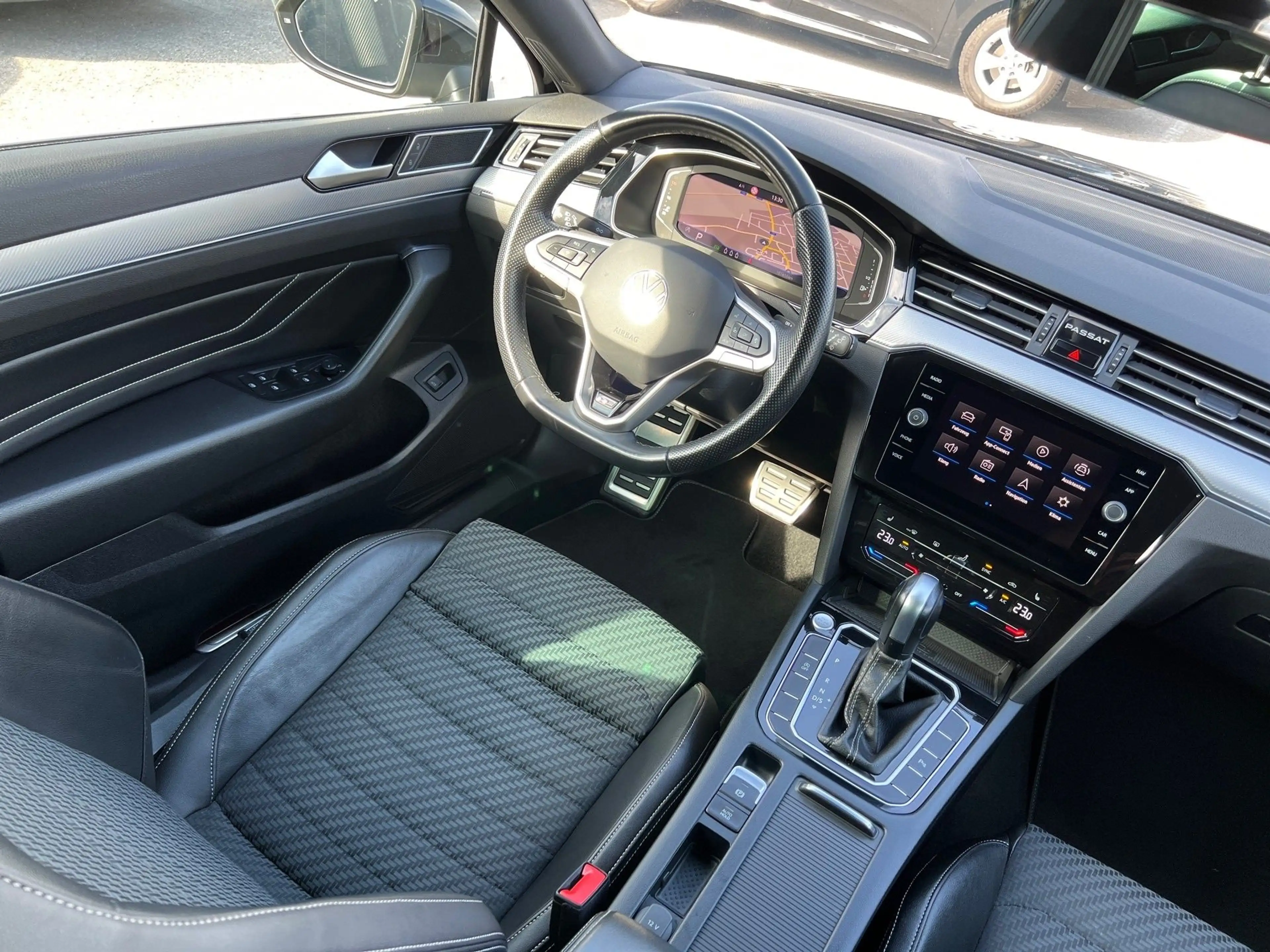 Volkswagen Passat Variant Business R-LINE 2,0 SCR TDI DSG — photo 12