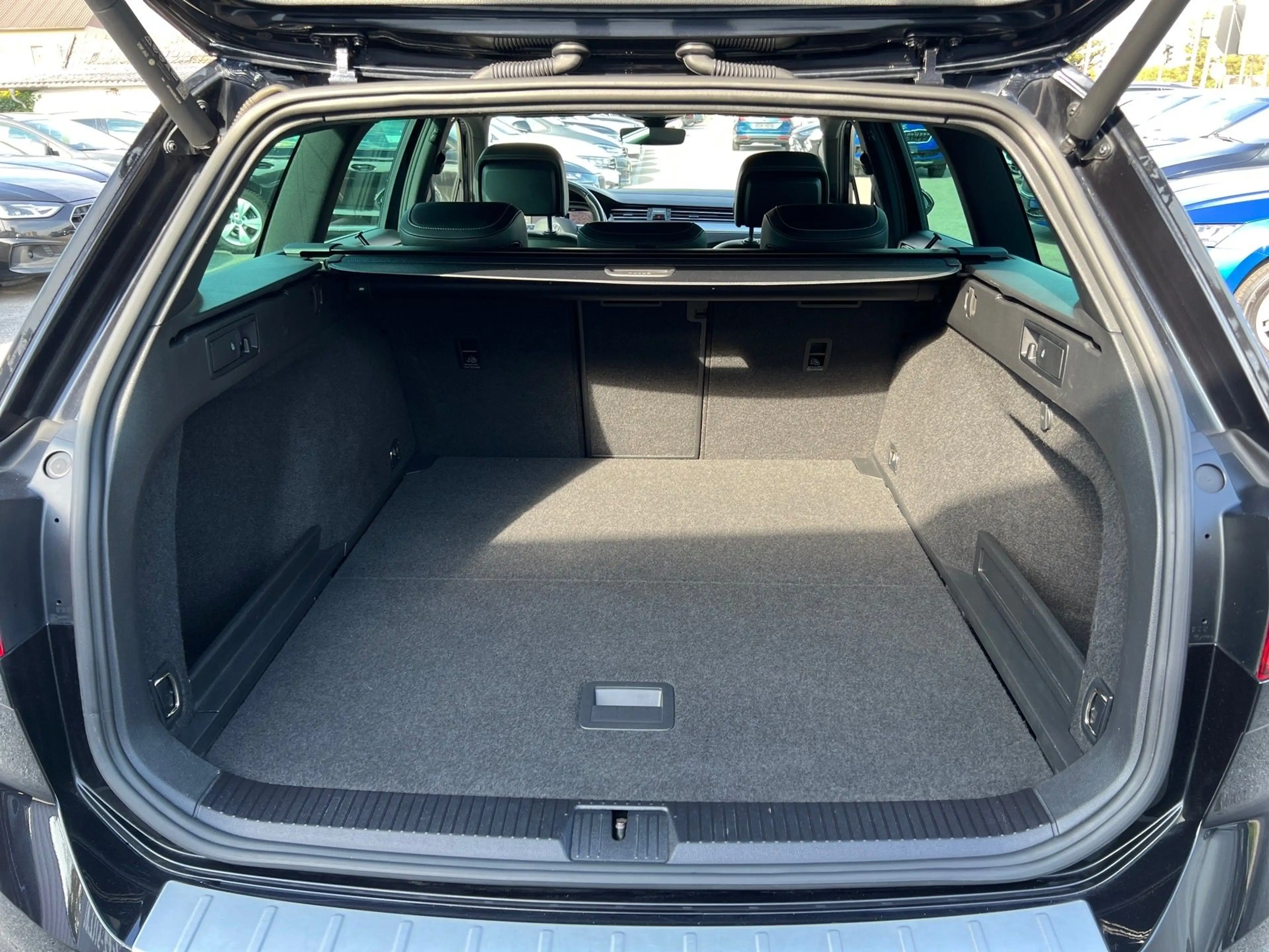 Volkswagen Passat Variant Business R-LINE 2,0 SCR TDI DSG — photo 15
