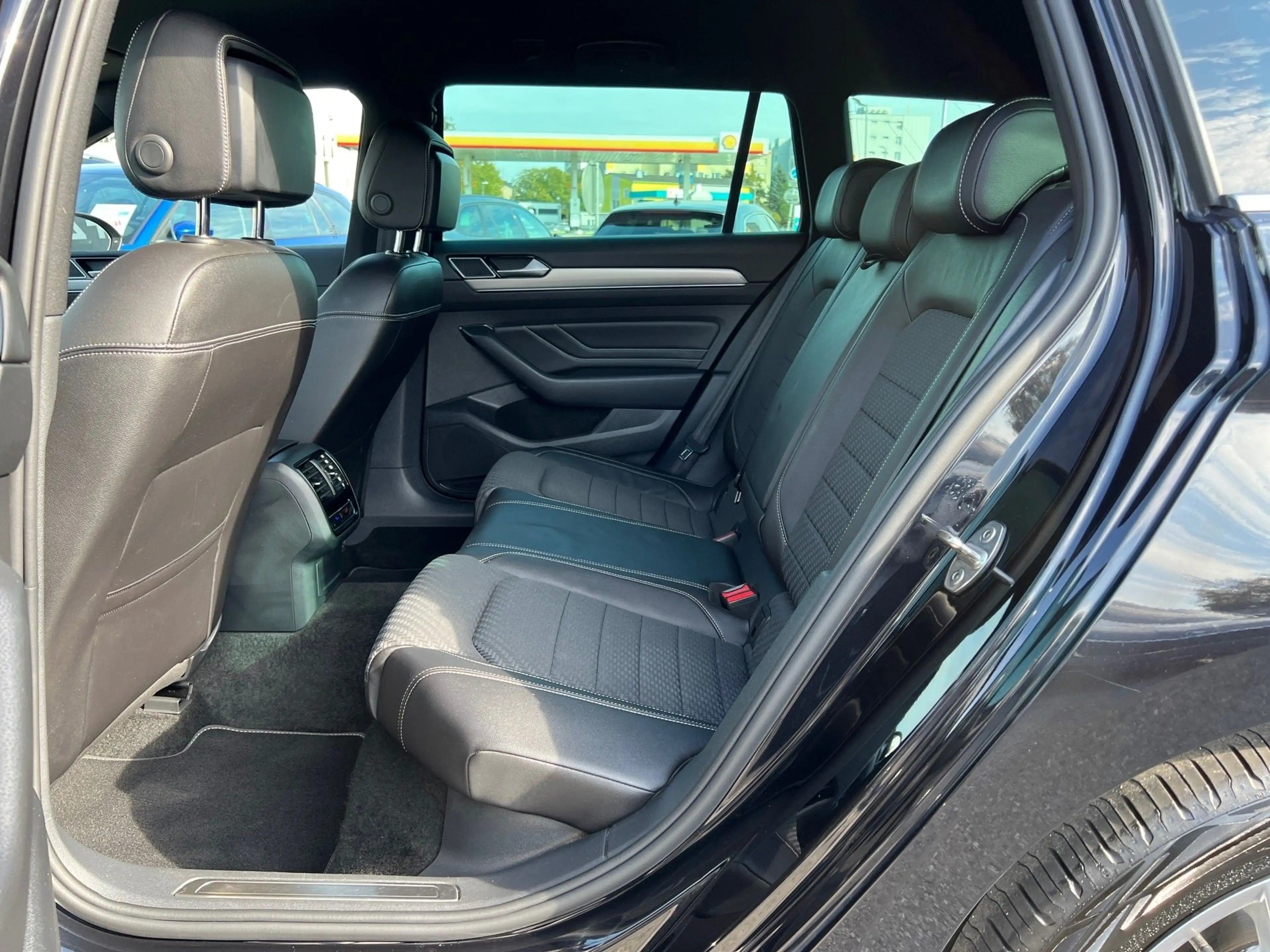 Volkswagen Passat Variant Business R-LINE 2,0 SCR TDI DSG — photo 14