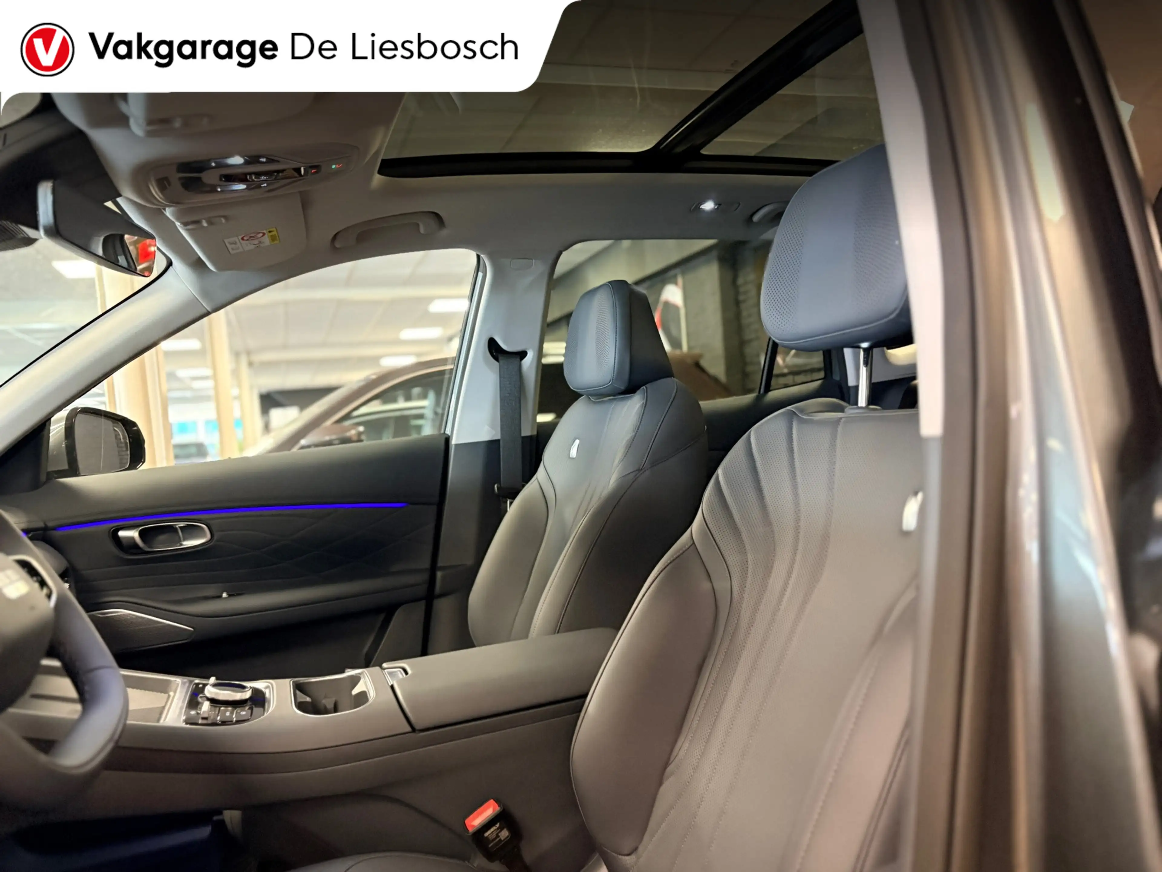Geely Starray EM-i 1.5 Max+ 262PK/long range/30kwh/wltp 136km/pano/he — photo 11