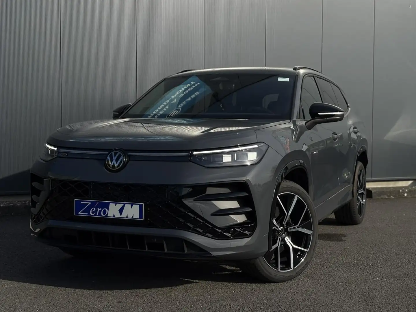 Volkswagen Tayron 2.0 TDI 150 DSG R-Line 7 Places, avec Toit ouvrant et Attelage rabattable Gris - 2