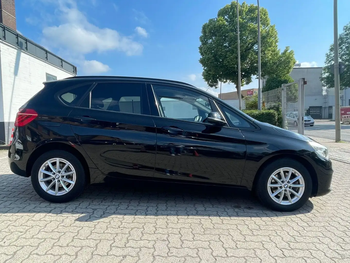 BMW 218 i Advantage *NAVI*LED*PARKASSIST*EU6*EHECKLA Schwarz - 1
