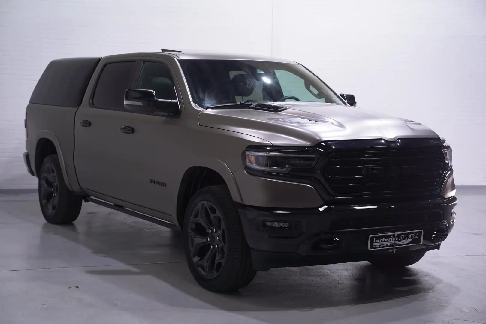 Dodge RAM 1500 5.7 V8 4x4 Limited Night Luchtvering, 22" LMV Bruin - 2
