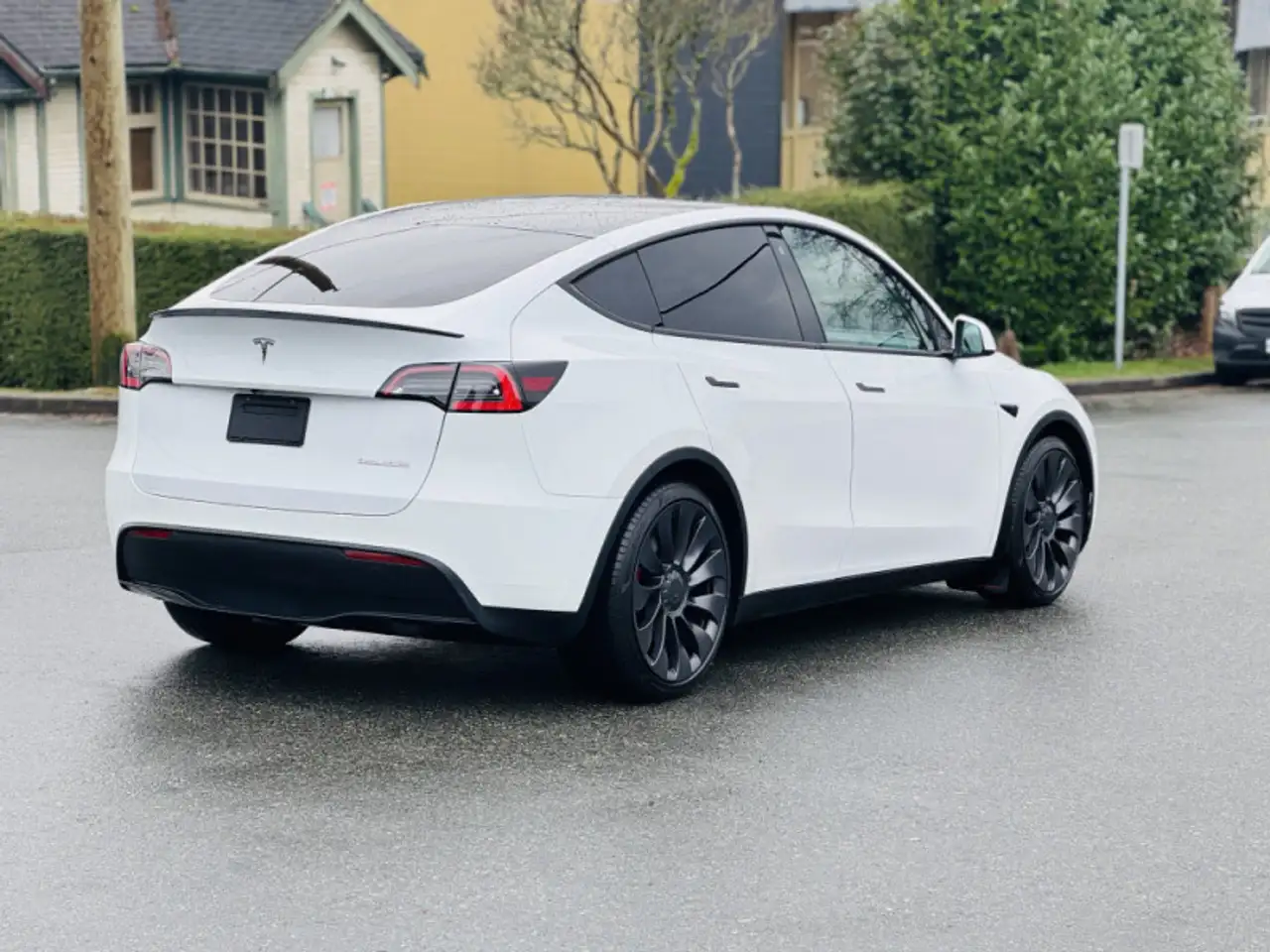 Tesla Model Y photo Tesla Model Y