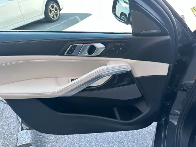 BMW X6 view 11