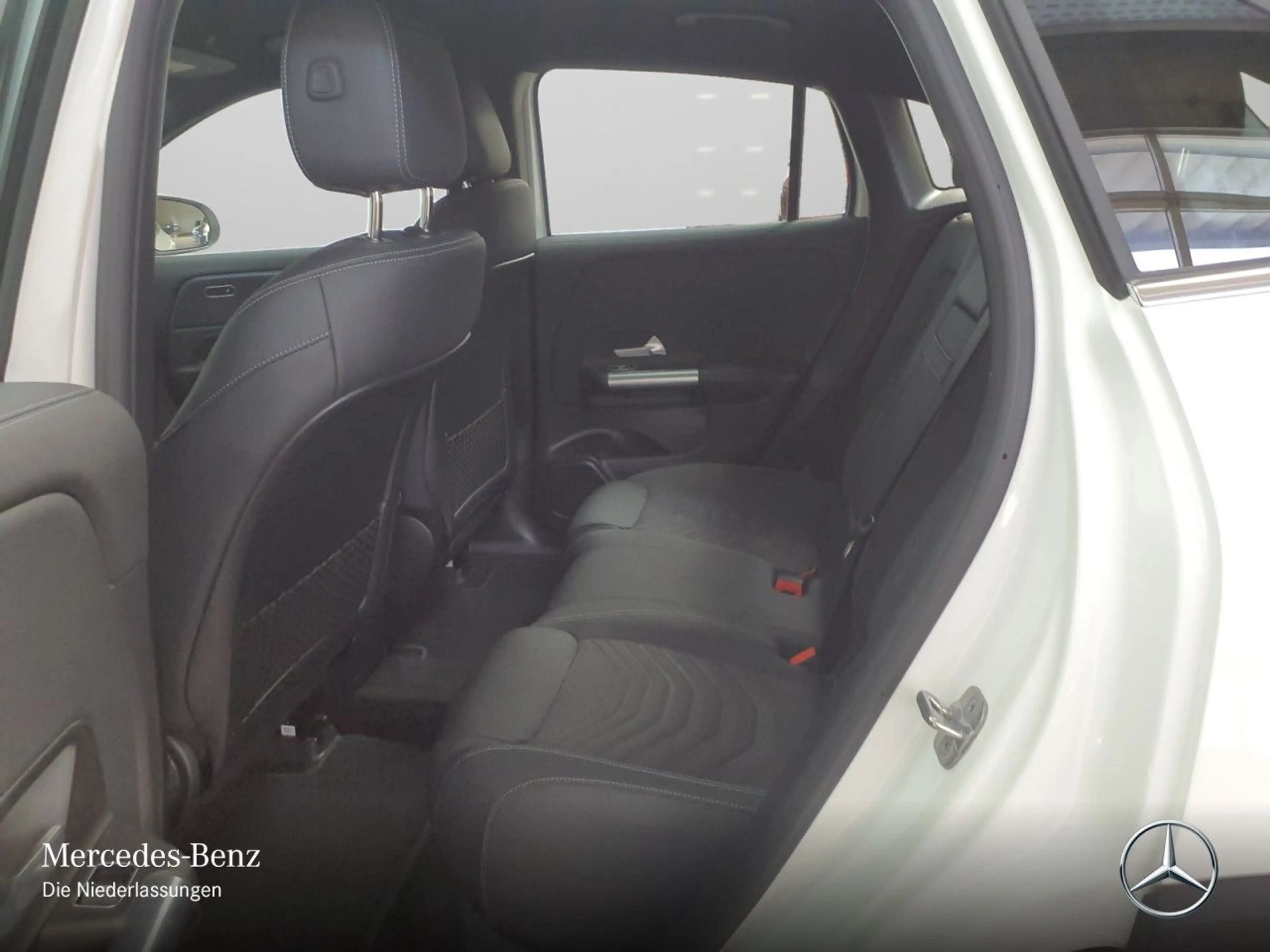 Mercedes-Benz EQA 300 4M PROG+ADVANCED+AHK+KAMERA+SPUR — photo 12