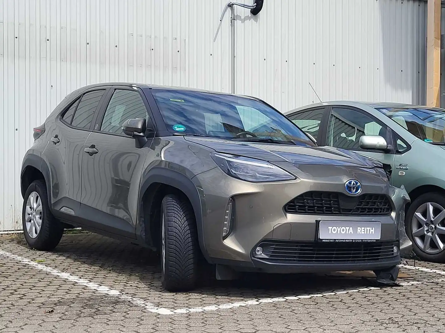Toyota Yaris Cross Hybrid 1.5 VVT-i Team Deutschland UNFALL - Airbags Brun - 2