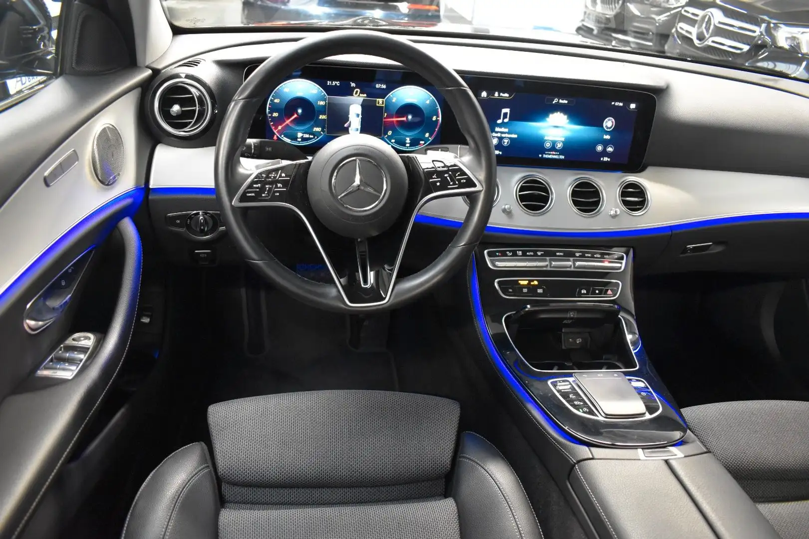 Mercedes-Benz E 220 d Lim Avantgarde*KAMERA*AHK*HEAD-UP*LED Schwarz - 2