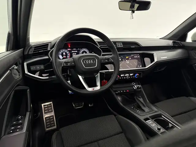 Audi Q3 view 14