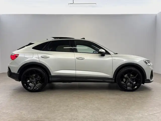 Audi Q3 view 10