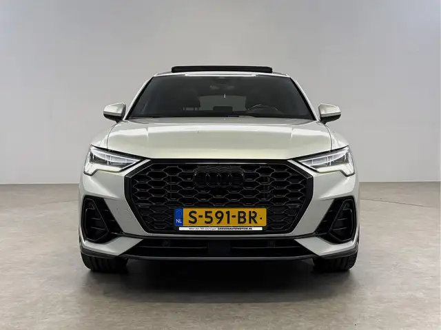 Audi Q3 view 8