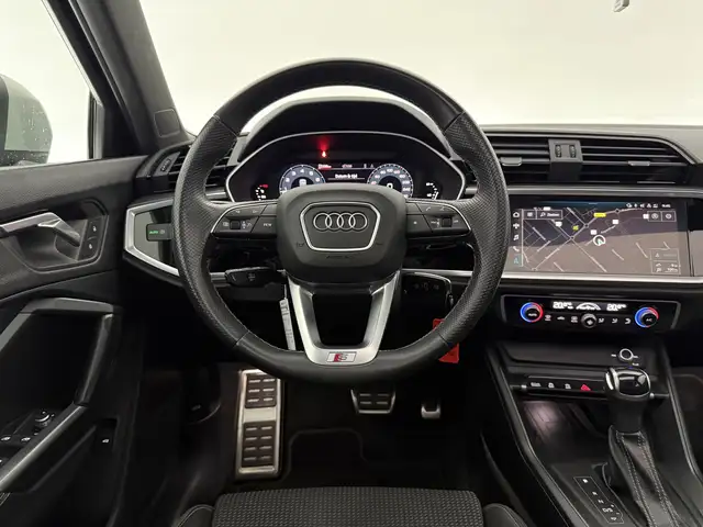 Audi Q3 view 13