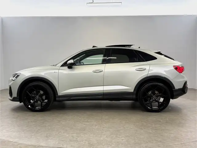 Audi Q3 view 11