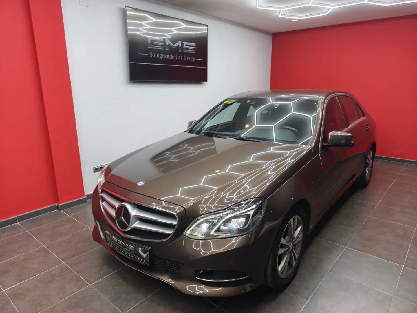 Mercedes-Benz E 300 BT Hybrid Marrón - 1