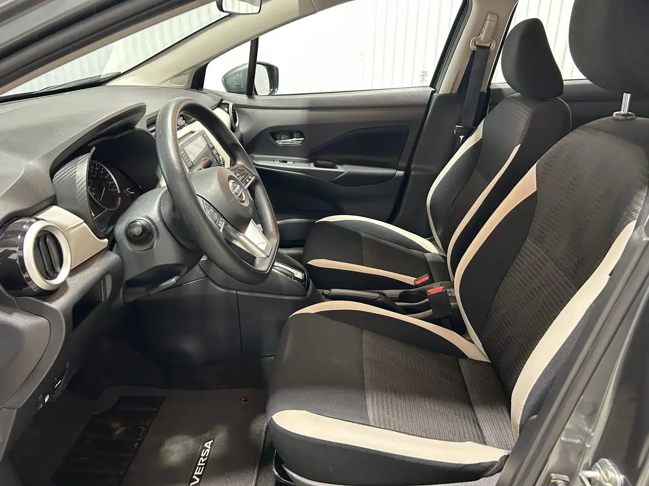 Nissan Versa снимка Nissan Versa