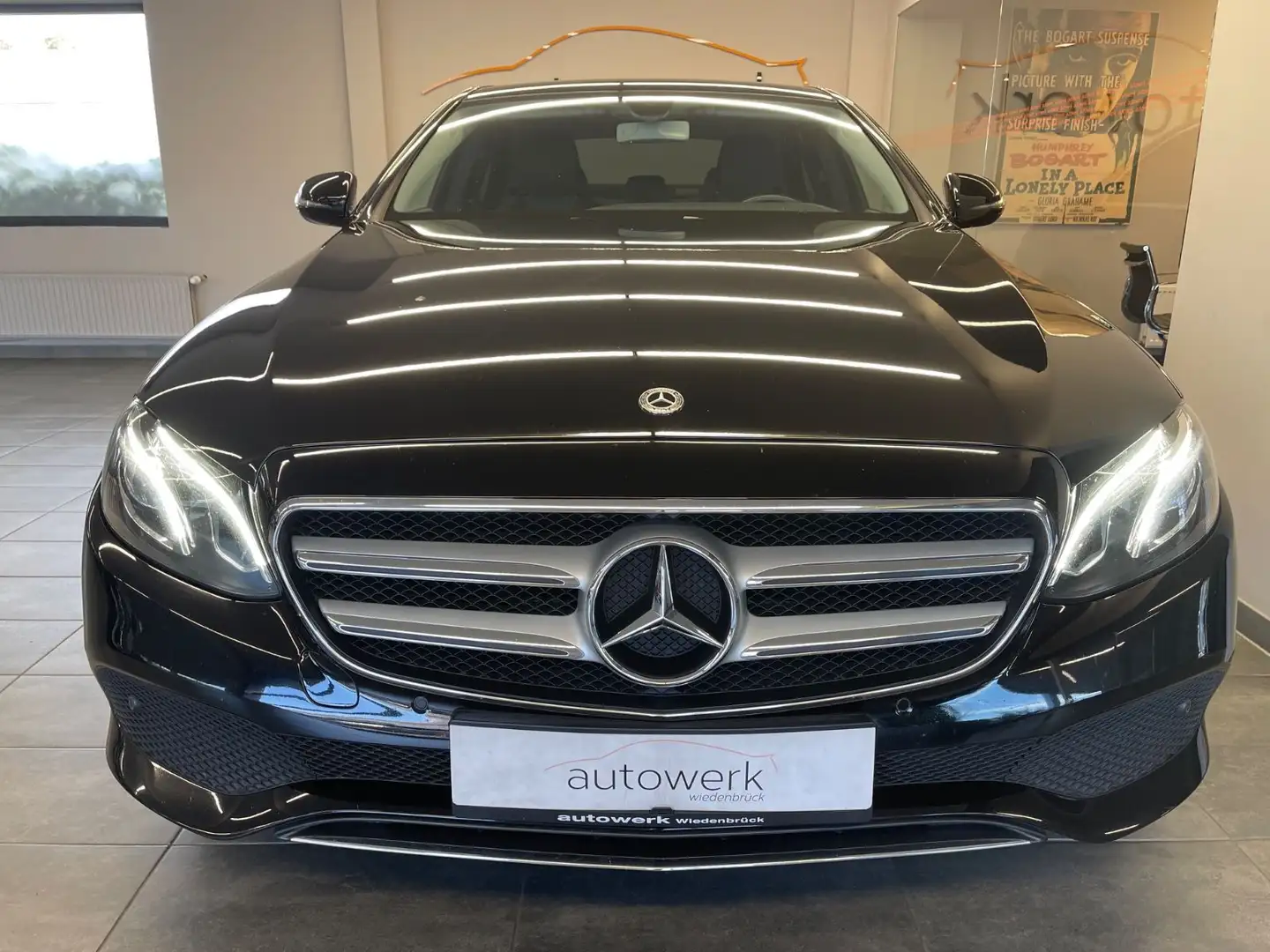 Mercedes-Benz E 300 Lim. Avantgarde*AUT./AHK/LED/Navi/ALU/TOP* Schwarz - 2